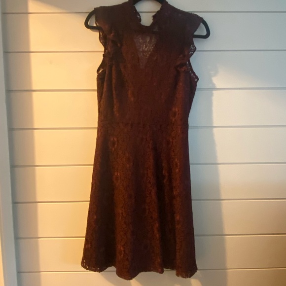 Sleeveless Lace Dress - Picture 2 of 3